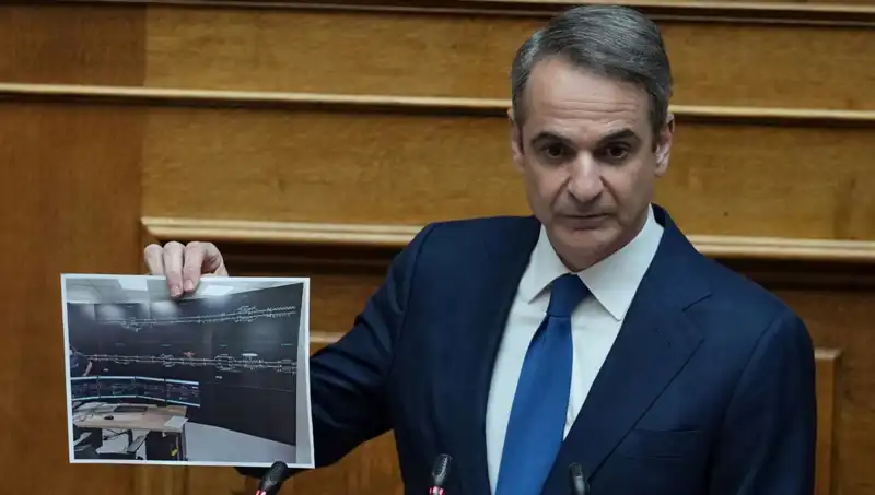 Yunanistan'da Politik Dalgalanma: Miçotakis Hükümeti Protestoların Ardından Sarsıldı