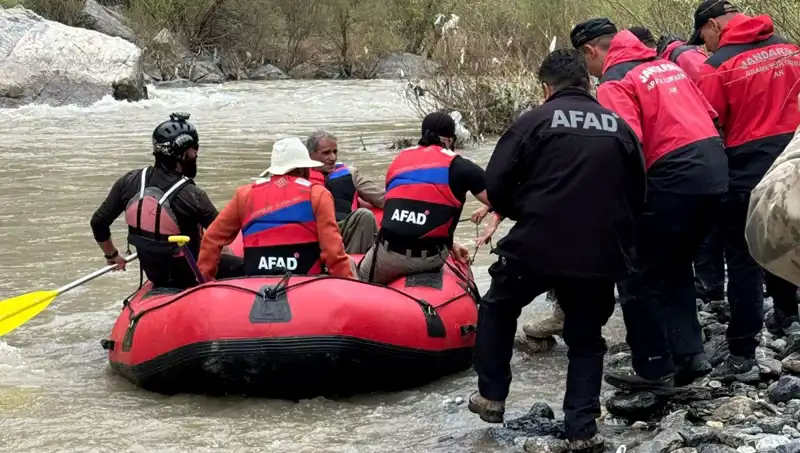 Zap Suyu’nda Mahsur Kalan 4 Kişi Kurtarıldı: Yangın İhbarı ve Kurtarma Operasyonu