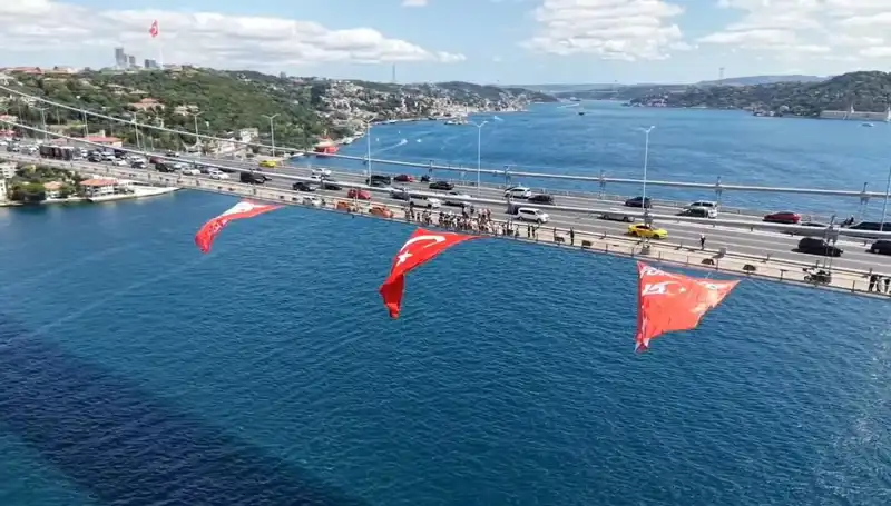 Büyük Bir Milli İsim: Türk Bayrağı Köprüye Asıldı