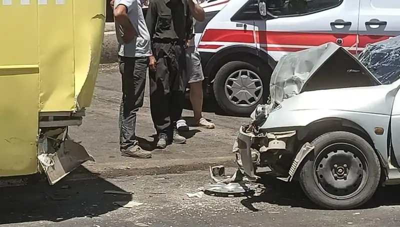 Halk Otobüsü ve Otomobil Çarpıştı: Şok Edici Kaza Sonrası İki Yaralı
