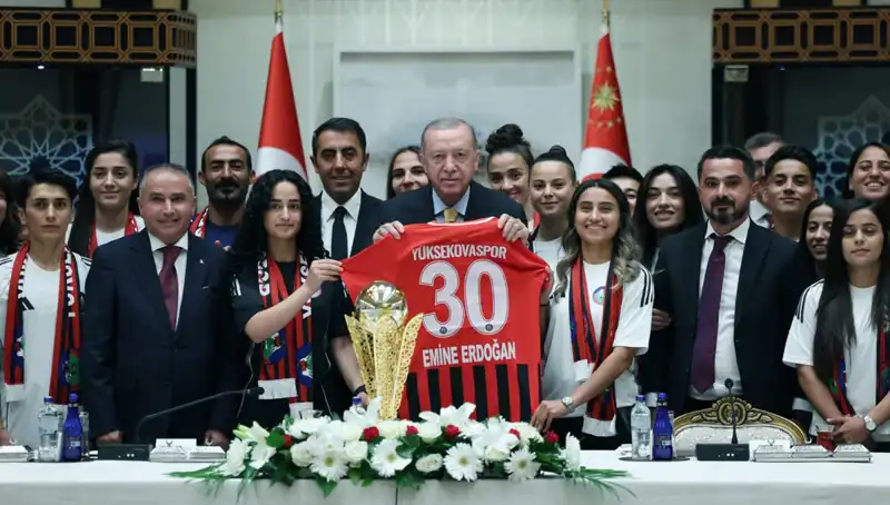 Cumhurbaşkanı Erdoğan, Yüksekovaspor Kadın Futbol Takımı'nı Ağırladı: Sporda Kadın Gücüne Destek