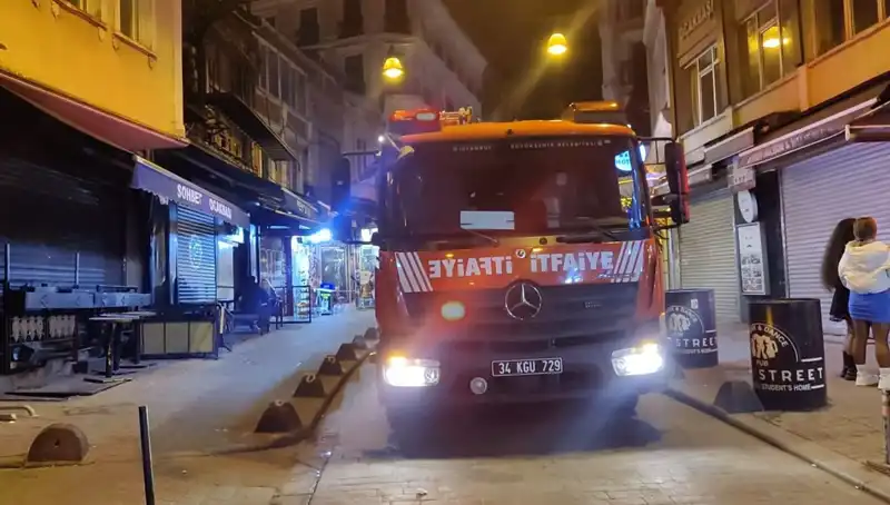 Beyoğlu’nda Asansör Boşluğuna Düşen Müşteri, Korku Dolu Anlar Yaşadı