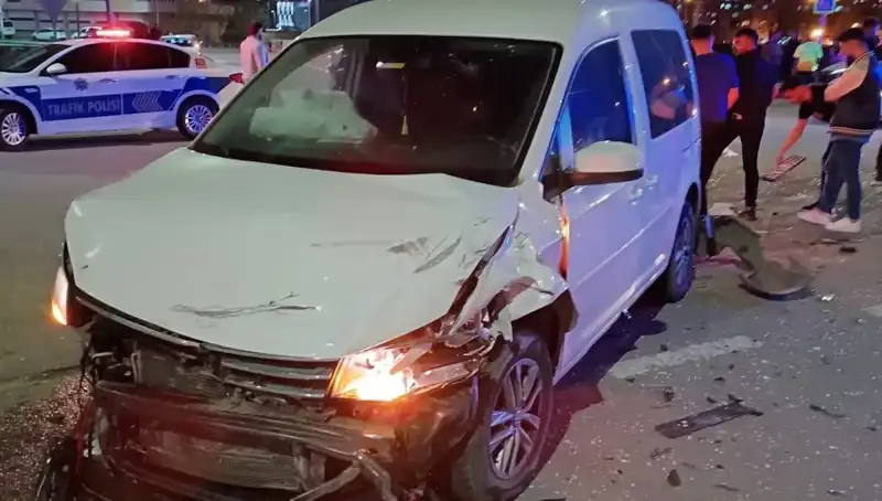 Batman'da Feci Kaza: Otomobil ve Hafif Ticari Araç Çarpıştı, 7 Yaralı