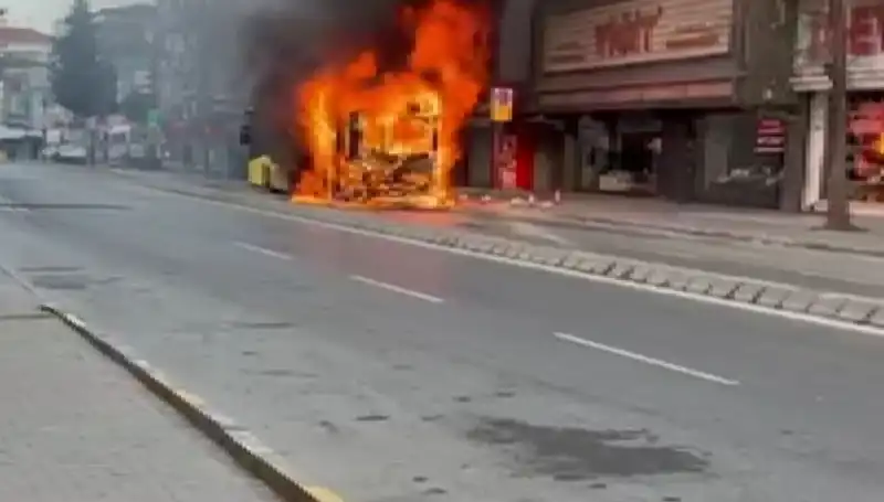Ümraniye'de Korku Dolu Anlar: Gecenin Kararan Sırasında Yangın Alarmı