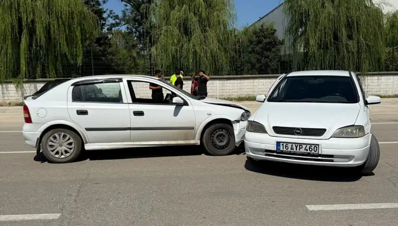 İki Otomobilin Çarpışması Sonrası İki Kişi Yaralandı