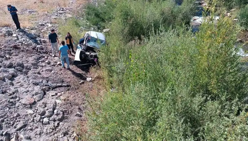 Sivas’ta Dere Yatağına Uçan Otomobil Feci Kaza: İki Kişi Hayatını Kaybetti