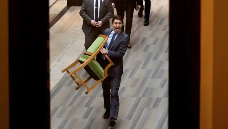 Trudeau, Sandalyesini Alarak Çekildi: Halktan Son Bir Kez Çaldı