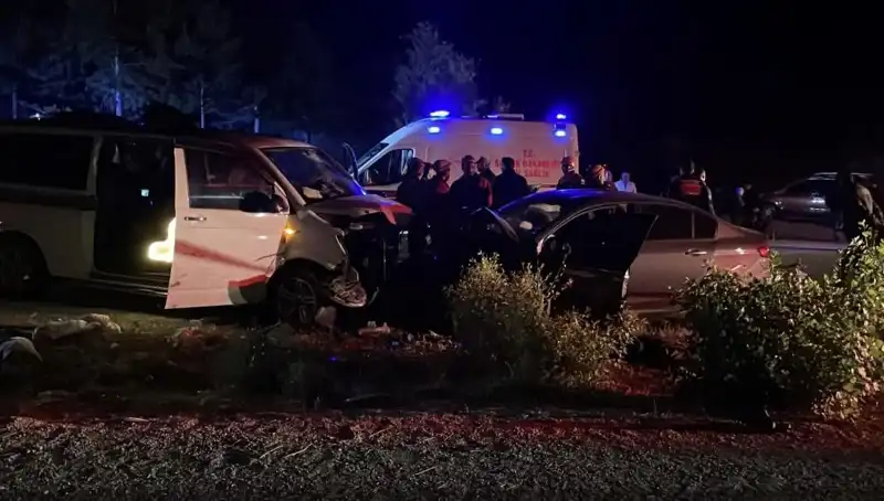 Ters Yönde Giden Araçlar Kafa Kafaya Çarpıştı: Can Kaybı ve Yaralılar Var