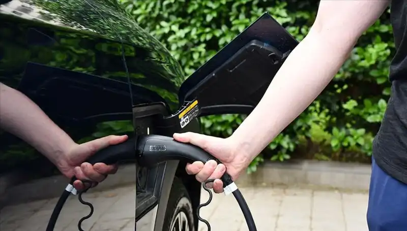ABD'nin Gümrük Vergilerine Karşı İngiltere'nin Elektrikli Araç Üreticilerine Desteği