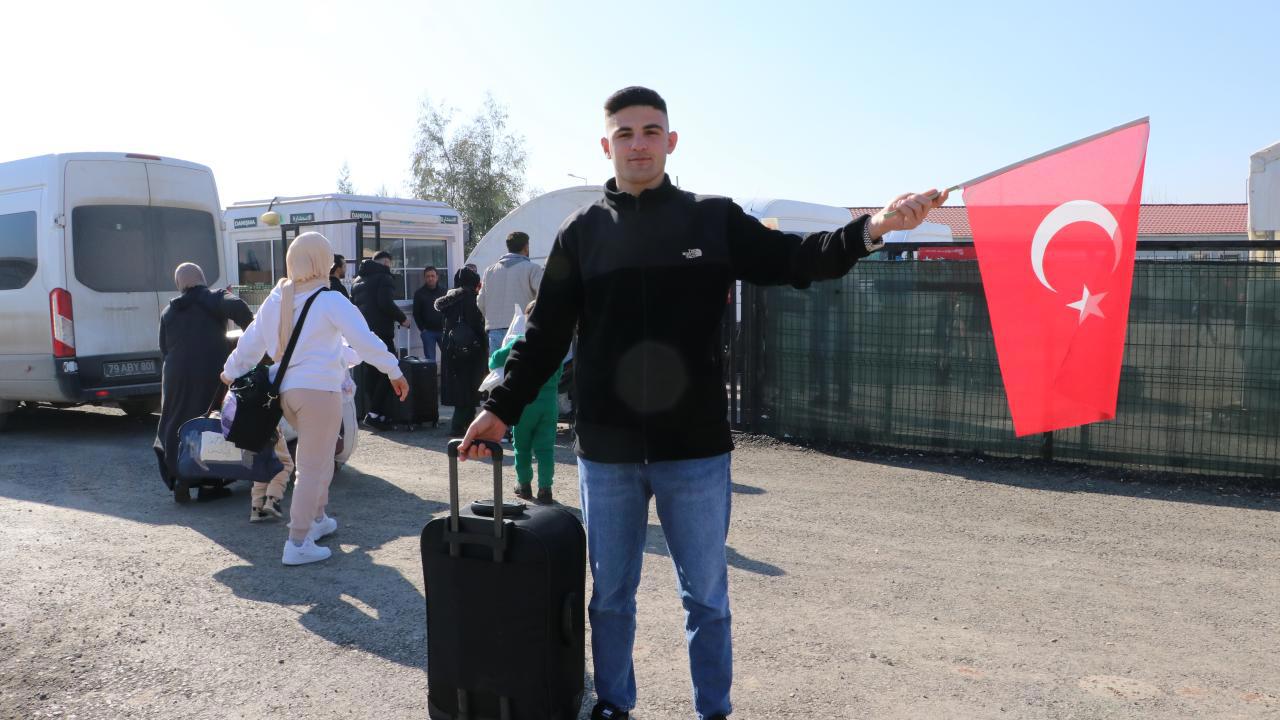 Türk bayrağıyla Suriye'ye dönen Abdulkadir'den anlamlı jest!
