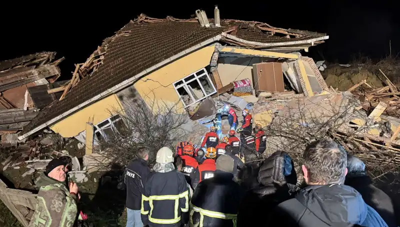 Sinop'ta Heyelan Tehlikesi: Üç Ev Yıkıldı, Mahalle Sarsıldı