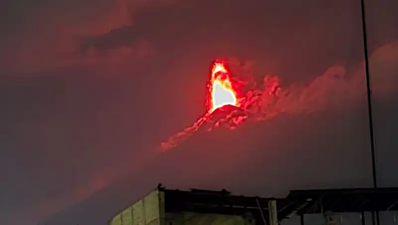 Fuego Yanardağı'nın Patlaması: 30 Bin Kişi Tahliye Riskinde!