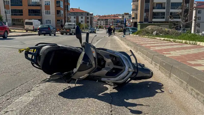 Uşak’ta Hafif Ticari Araç ve Motosiklet Çarpıştı: Trajedi ve Kayıplar