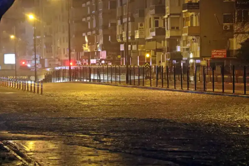 Antalya'da Yağmurla Birlikte Gelen Su Baskınları ve Mahsur Kalan Araçlar