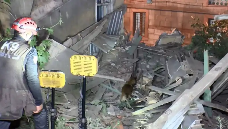İstanbul'da Deprem Felaketi: Hasar Alan Bina Çöktü, Neler Oluyor?