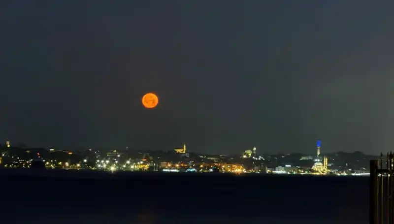İstanbul'da Çilek Dolunayı: Göz Alıcı Manzaralar ve Doğa Şöleni